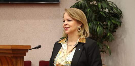 Lider di Fraccion di MEP Evelyn Wever-Croes: Ora parlamento no por reuni, democracia ta perde; Presidente Marlon Sneek ta bayendo riba un caminda peligroso pa nos democracia