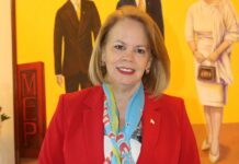 E Diferencia Fundamental di Liderasgo Autentico: Evelyn a reconoce e rol di Eman, pero Mike no a reconoce rol di Betico