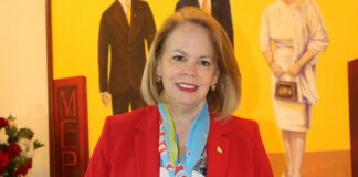 E Diferencia Fundamental di Liderasgo Autentico: Evelyn a reconoce e rol di Eman, pero Mike no a reconoce rol di Betico