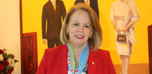 E Diferencia Fundamental di Liderasgo Autentico: Evelyn a reconoce e rol di Eman, pero Mike no a reconoce rol di Betico