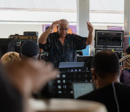 Orkesta Nacional bou direccion di Frankil Granadillo cla pa resona den gran forma nos Himno Nacional