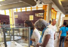 Publico entusiasma pa siña di nos antepasadonan a bishita MANA Dia di Himno y Bandera