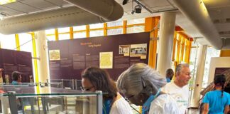 Publico entusiasma pa siña di nos antepasadonan a bishita MANA Dia di Himno y Bandera