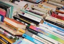 Biblioteca ta presenta su Mercado di buki riba Dia di Himno y bandera