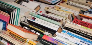 Biblioteca ta presenta su Mercado di buki riba Dia di Himno y bandera