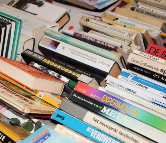 Biblioteca ta presenta su Mercado di buki riba Dia di Himno y bandera