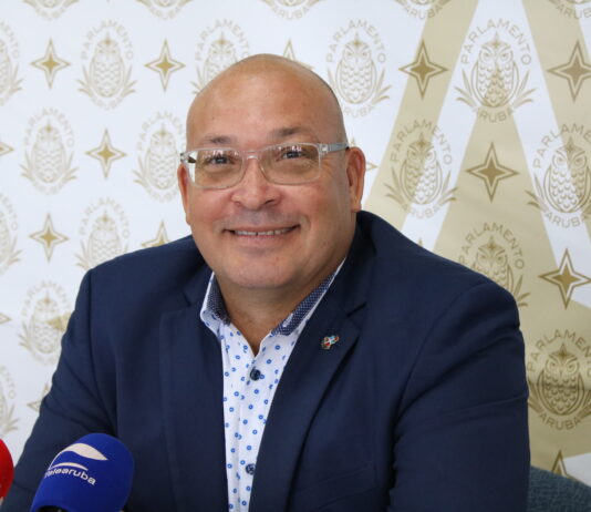 Parlamentario Edgard Vrolijk na Minister Gerlien Croes: Minister tin cu duna cuenta: Transparencia no ta un opcion, e ta un obligacion legal