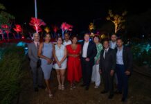 Rotonde dilanti Cas di Cultura ilumina color patriotico den marco di celebracion nacional