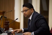 Parlamentario John Hart (AVP): Mester discuti conseho di SER riba bestaansminimum cu Minister di Labor den Parlamento