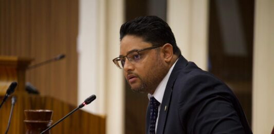 Parlamentario John Hart (AVP): Mester discuti conseho di SER riba bestaansminimum cu Minister di Labor den Parlamento