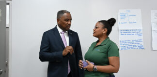 Minister Dowers a atende den Leiderschapsprogramma Land Aruba