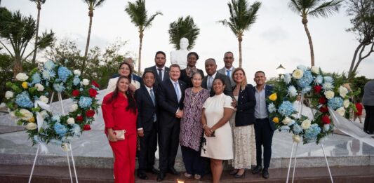Ceremonia protocolar na Monumento Plaza 18 di maart : Lo sigui honra lucha historico pa autodeterminacion di Aruba