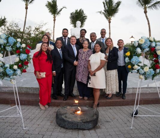 Ceremonia protocolar na Monumento Plaza 18 di maart : Lo sigui honra lucha historico pa autodeterminacion di Aruba