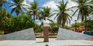 Monumento Plaza18 di Maart: simbolo di lucha y autodeterminacion di pueblo Arubiano