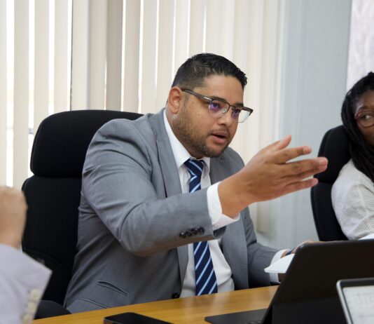 Parlamentario di AVP, John Hart:Presupuesto DOW 2026 mester marca un cambio pa mantencion preventivo di infrastructura