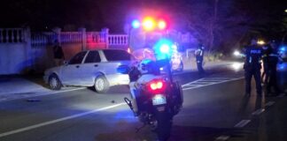 Motociclista ta scapa despues di accidenta contra un auto
