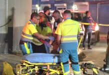 Dama peaton gedal pa chauffeur burachi tras di stuur