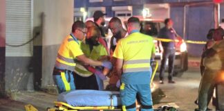 Dama peaton gedal pa chauffeur burachi tras di stuur