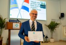 Robert Candelaria a gradua cum laude cu maestria den Governance & Leadership