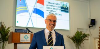 Robert Candelaria a gradua cum laude cu maestria den Governance & Leadership