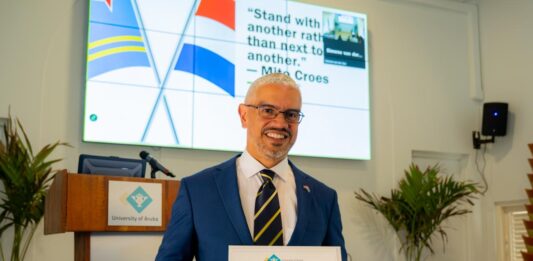 Robert Candelaria a gradua cum laude cu maestria den Governance & Leadership