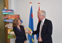 Minister Plenipotenciario Mildred Schwengle cu bishita di cortesia cerca Secretario di Estado Eric Van der Burg