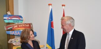 Minister Plenipotenciario Mildred Schwengle cu bishita di cortesia cerca Secretario di Estado Eric Van der Burg