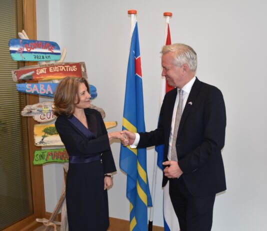 Minister Plenipotenciario Mildred Schwengle cu bishita di cortesia cerca Secretario di Estado Eric Van der Burg