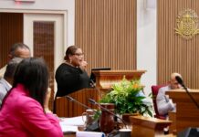 Shailiny Tromp-Lee cu yamada fuerte pa defende nos autonomia pasobra nos mes por! Bisa NO na HOFA!