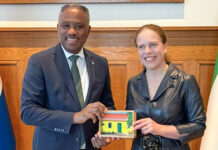 Minister di Husticia Arthur Dowers a haci bishita strategico na Rotterdam Hulanda