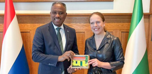 Minister di Husticia Arthur Dowers a haci bishita strategico na Rotterdam Hulanda