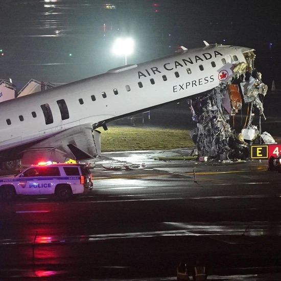 AVION DI AIR CANADA A DAL DEN TRUCK DI BRANDWEER RIBA PISTA NA NEWYORK; 2 PILOTO A FAYECE