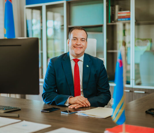 Minister Geoffrey Wever ta biaha pa exterior pa fortelece Aruba su posicion internacional y reunie y atrae inversionista internacional pa un prestamo di 160 miyon USD na merca y europa