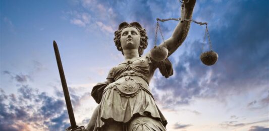 Homber di 62 aña deteni na Kamay y gara cu hopi placa y droga