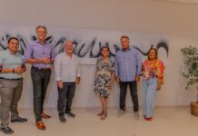 Famia Mezas cu bunita donacion di arte visual na HOH