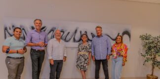 Famia Mezas cu bunita donacion di arte visual na HOH