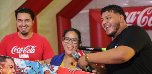 Den campaña “Score with Coca-Cola”: Caroline Croes ta bay mira wega di futbol mundial FIFA 2026