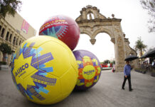 Na caminda pa Mundial 2026: Escultura di bal’i futbol ta transforma Guadalajara den un cancha mundialisto gigante