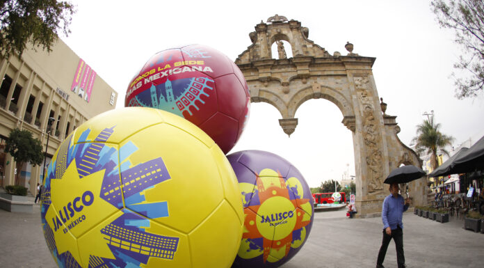 Na caminda pa Mundial 2026: Escultura di bal’i futbol ta transforma Guadalajara den un cancha mundialisto gigante
