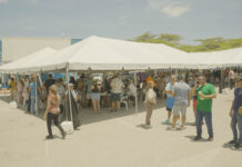 Ehempel bibo di comunitarismo den bario: Prome Minister Mike Eman ta aplaudi iniciativa di Savaneta Food Market