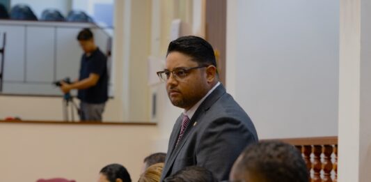 Parlamentario John Hart: Gobierno tin 1 aña ta restaura pais, MEP 1 aña ta sconde pa nan propio maneho