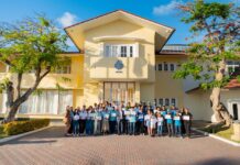 Lidernan hoben a ricibi certificado di gradicimento pa nan contribucion durante Bishita Real