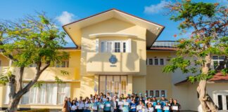 Lidernan hoben a ricibi certificado di gradicimento pa nan contribucion durante Bishita Real