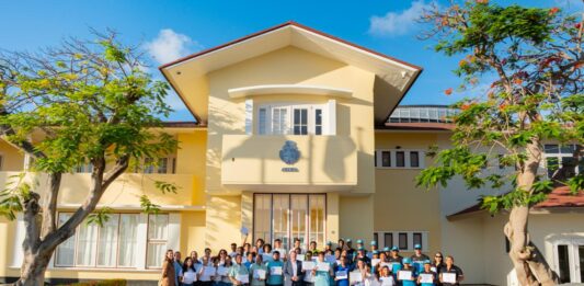 Lidernan hoben a ricibi certificado di gradicimento pa nan contribucion durante Bishita Real