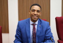 Parlamentario Hendrik Tevreden: Gobierno ta laga proyecto deportivo muri: Mas cu mey miyon florin di fondo publico ta bay perdi den container