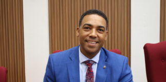 Parlamentario Hendrik Tevreden: Gobierno ta laga proyecto deportivo muri: Mas cu mey miyon florin di fondo publico ta bay perdi den container