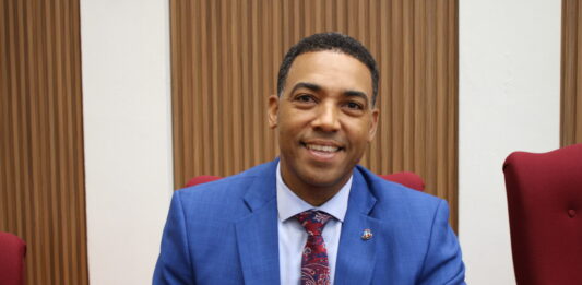 Parlamentario Hendrik Tevreden: Gobierno ta laga proyecto deportivo muri: Mas cu mey miyon florin di fondo publico ta bay perdi den container