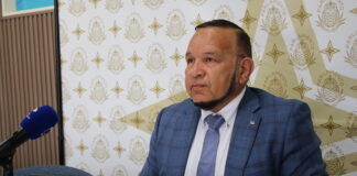 Parlamentario Endy Croes: “Dictadura den Parlamento! Gobernador a ranca orea di Marlon Sneek pa sconde reunionnan di Pueblo”