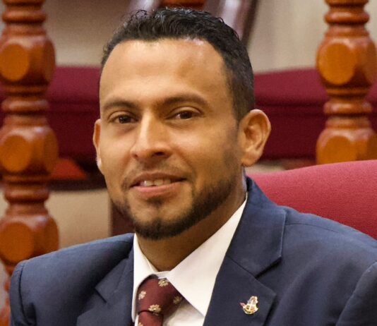 Parlamentario Dennerich Kelly: “Liderazgo den tempo di crisis ta mustra kiko Aruba mester di berdad”