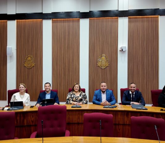 “Un Aña Gobernando, Pero Sin Direccion: Confusion ta reina den gobierno AVPFUTURO”